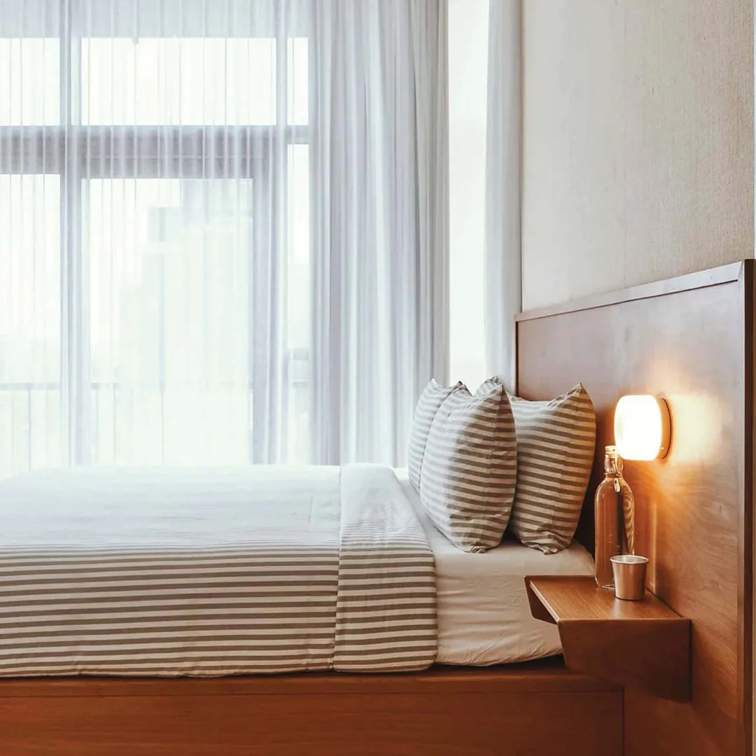 Compact Glass Wall Lamp - Image 5
