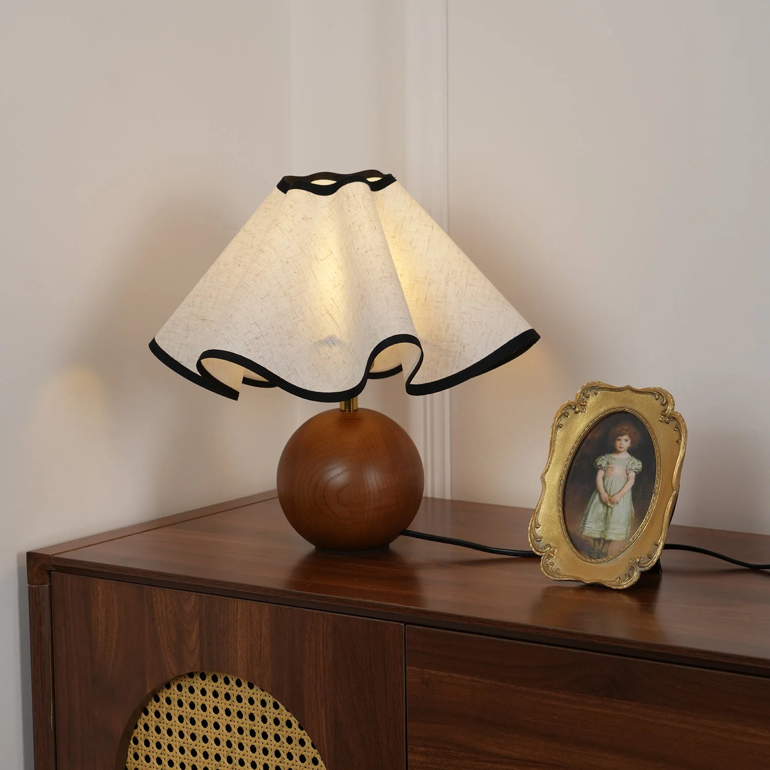 Elegant Wave Shade Table Lamp - Image 3