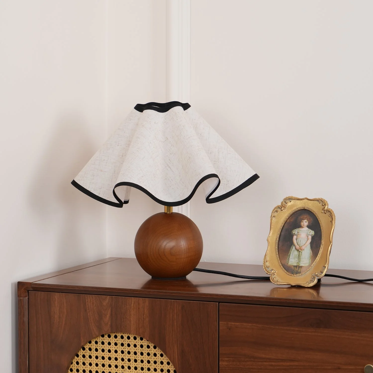 Elegant Wave Shade Table Lamp - Image 4