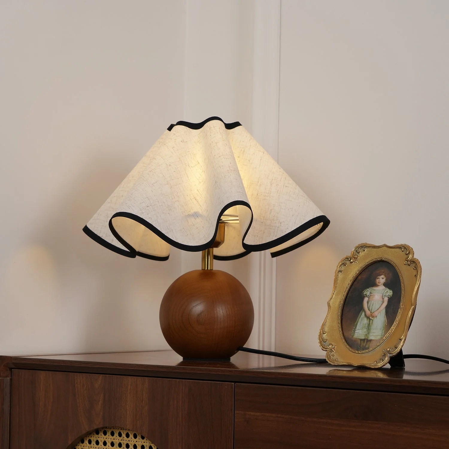 Elegant Wave Shade Table Lamp - Image 5