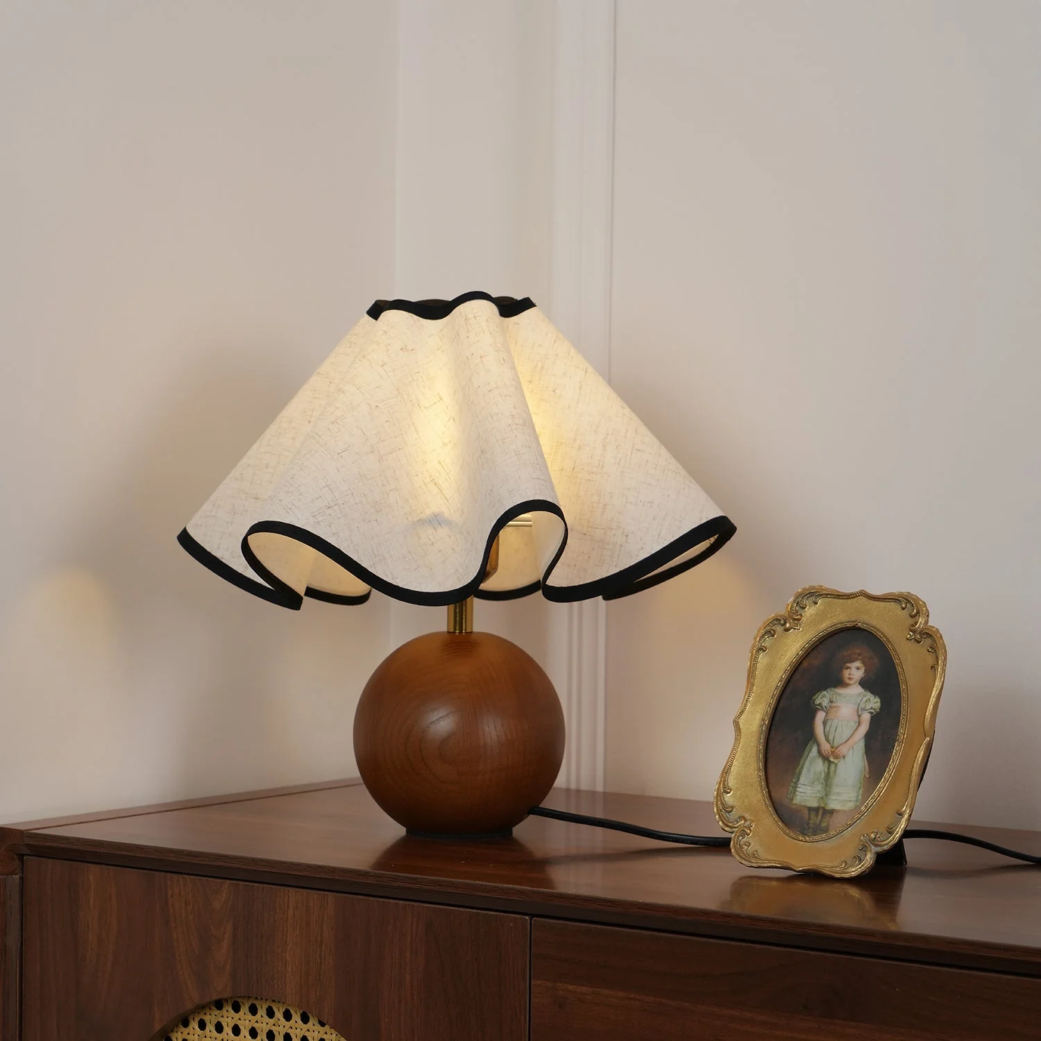 Elegant Wave Shade Table Lamp - Image 7