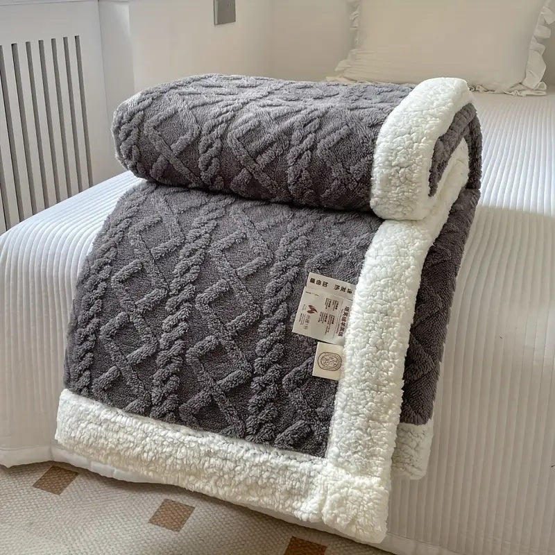 Reversible textured blanket with geometric pattern - Image 3