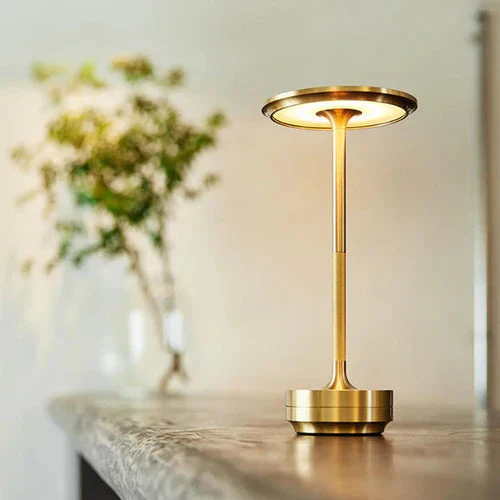 Wireless table lamp with circular metal shade - Image 5