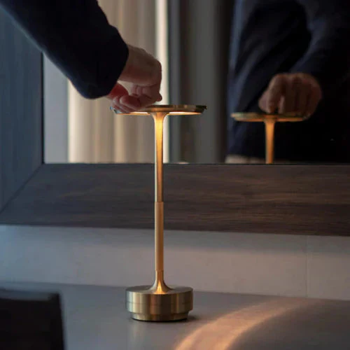 Wireless table lamp with circular metal shade - Image 9